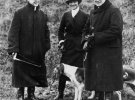 На фото (справа): 63-й премьер-министр Великобритании Уинстон Черчилль, его сын Рендольфа и Коко Шанель на встрече кабанских собак герцога Вестминстерского