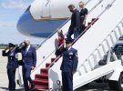 Президент США повернувся із семиденної відпустки.