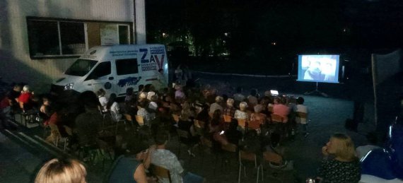 У Маоіуполі росіяни влаштували показ «Джентльменів удачі» просто неба