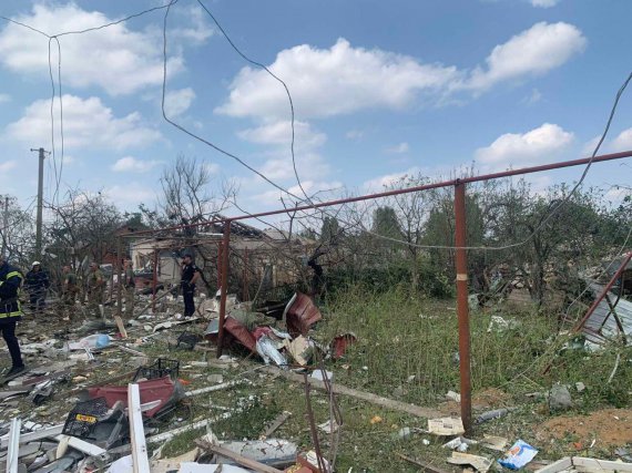 Росіяни влучили ракетою в житловий будинок у Вознесенську, є пораненні