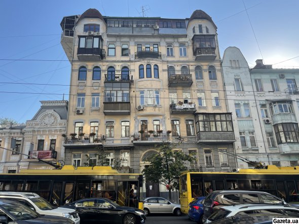 Жилой дом по адресу ул. Саксаганского, 99 был построен еще в начале ХХ века. Семиэтажку считают архитектурным наследием города