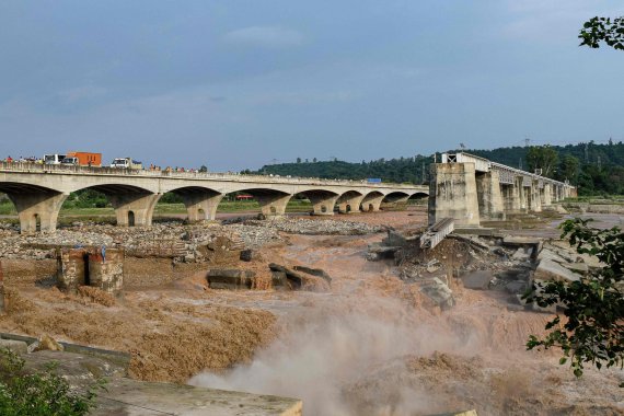 Из-за смертоносного наводнения в Индии обрушился железнодорожный мост