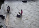 Из-за смертоносного наводнения в Индии обрушился железнодорожный мост