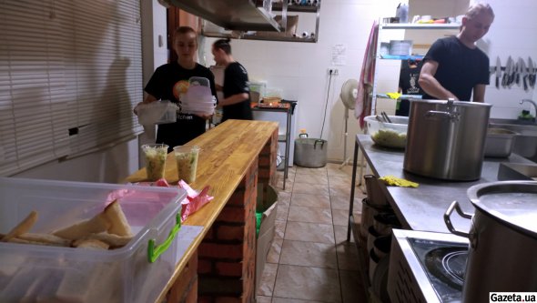 В полтавском кафе пятый месяц бесплатно кормят переселенцев по программе World Central Kitchen