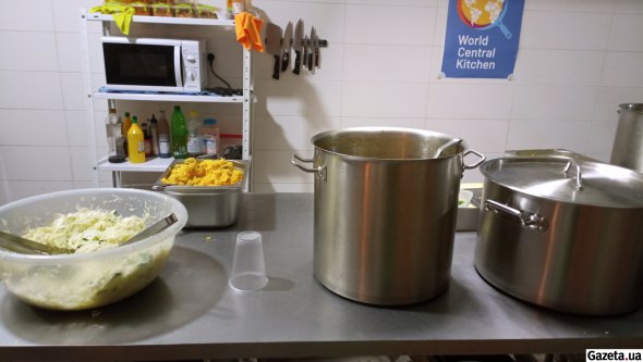 В полтавском кафе пятый месяц бесплатно кормят переселенцев по программе World Central Kitchen