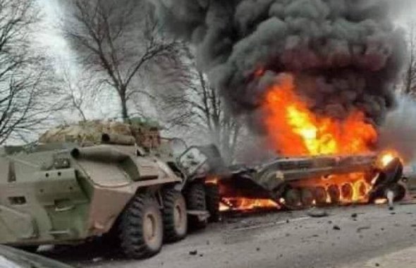 Уничтоженная украинскими защитниками в районе Глухова колонна российской техники (15 танков Т-72), 24 февраля.