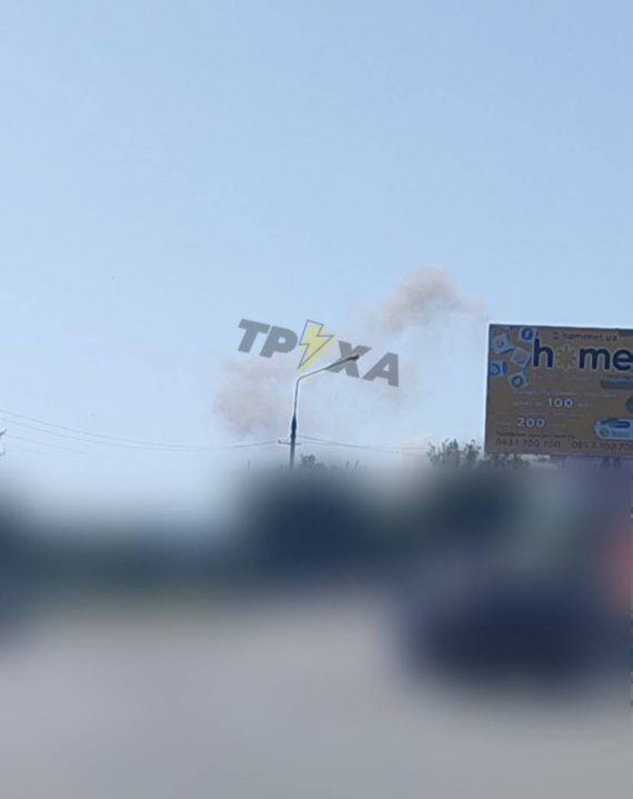 После взрывов над Миргородом видно черный дым