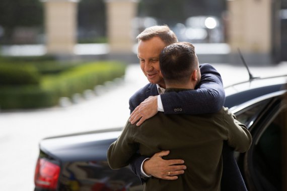 Президент Польши Анджей Дуда обнимает президента Украины Владимира Зеленского.