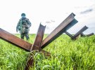 Захисники й захисниці, які тримають Україну