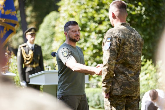 Володимир Зеленський вручив державні нагороди Героям України і членам їх сімей