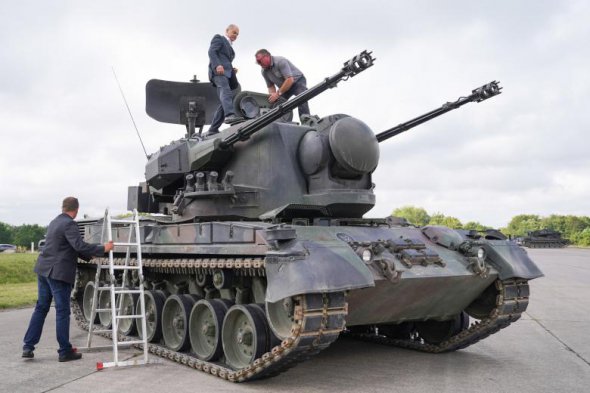 Німецький канцлер Олаф Шольц на танку «Гепард», на якому вчаться воювати українські військові 