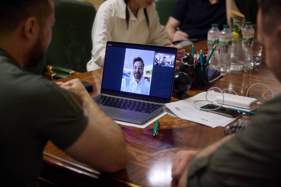 Президент України Володимир Зеленський поспілкувалися по відеозв'язку з американським телеведучим, актором, коміком Джиммі Феллоном.