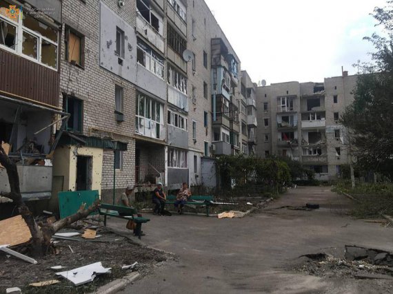 У Миколаївській області після обстрілів горіла квартира в п'ятиповерхівці і гараж