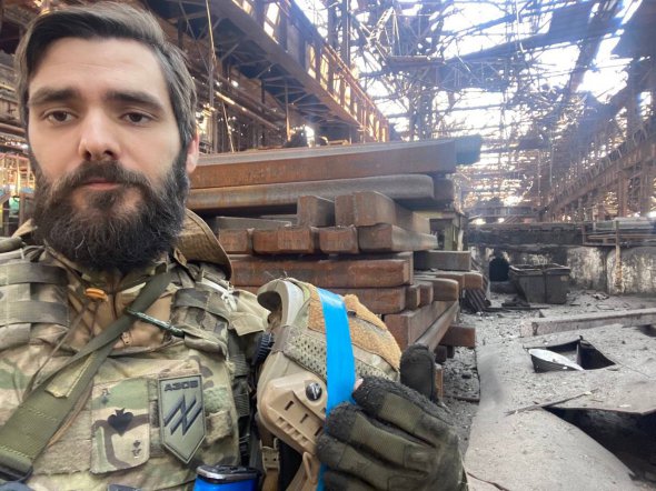 Детство и молодость Богдан Кротевич провел в Крыму. Поступил в Симферопольскую художественную школу, а после 9 класса учился в гимназии с углубленным изучением немецкого языка. Имеет способность к рисованию и творческий характер