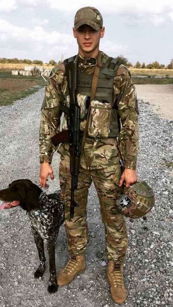 Боец полка "Азов" Александр. Мужчина родился в Мариуполе, пошел на службу в 2017 году. Участвовал в защите города от оккупантов и защищал "Азовсталь"
