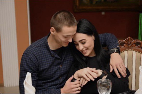 Алина Одинева с мужем Александром. Под сердцем у женщины татуировка с позывным и группой крови мужа
