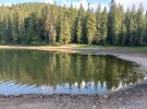 Крупнейшее горное озеро Украины Синевир рекордно обмелело из-за засухи