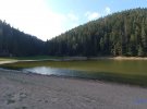 Крупнейшее горное озеро Украины Синевир рекордно обмелело из-за засухи