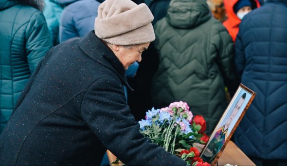 Похороны в Бурятии погибшего в Украине военного. Родственники в РФ массово судятся за деньги, которые можно получить за погибших 