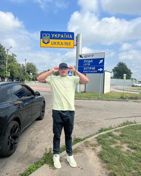 Олександр Усик повернувся в Україну після перемоги над Ентоні Джошуа