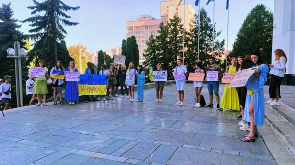 Мітингувальники протестують під будівлею Тернопільської обласної військової адміністрації 26 серпня. Вимагають заборонити діяльність храмів Російської православної церкви в Україні