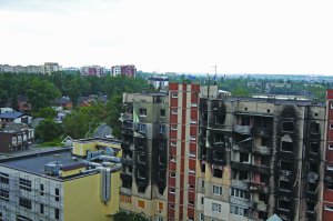 Із даху десятиповерхівки на вулиці Северинівській, 160, в Ірпені на Київщині відкривається вид на місто. Навпроти – будинок, який зноситимуть як непридатний для життя