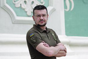 Олександр АЛФЬОРОВ, 38 років, історик, молодший лейтенант Збройних сил України. Народився 30 листопада 1983-го в Києві. Батько – біолог, мати – педагогиня. Закінчив Інститут історичної освіти Національного педагогічного університету імені Михайла Драгоманова та кафедру військової підготовки Національного університету оборони України імені Івана Черняховського. До початку російсько-української війни завершив навчання на другому курсі заочного сектора Київської православної богословської академії. Науковий співробітник Інституту історії України Національної академії наук України. З 2011-го по 2022-й – ведучий авторських блогів на радіо “Культура” – “Історичні фрески” та “Дума про зраду і перемогу”. З грудня 2014-го по червень 2015 року – керівник пресслужби полку “Азов”. Учасник Антитерористичної операції. З 24 лютого 2022-го служить у складі полку “Азов”. Автор та упорядник понад 100 наукових статей. Упорядкував спогади останнього кошового отамана України Михайла Чайковського “Шляхта обирає авантюризм”. На своєму ютюб-каналі, який має 230 тисяч підписників, щоденно інформує про знакові історичні події України та їхній зв’язок із сучасністю. Перечитує “Пригоди барона Мюнхгаузена” Рудольфа Еріха Распе. Подобається фільм – “Пропала грамота” Бориса Івченка. Колекціонує старожитності. Любить борщ і каву з лимоном. Слухає гурти Queen, ABBA й український рок. У шлюбі. Дружина – 35-річна Тетяна – звукорежисерка телебачення. Мають сина Всеволода, 9 років, доньок – 13-річну Дарину, 6-річну Ярославу й місячну Мирославу. Живе в Києві