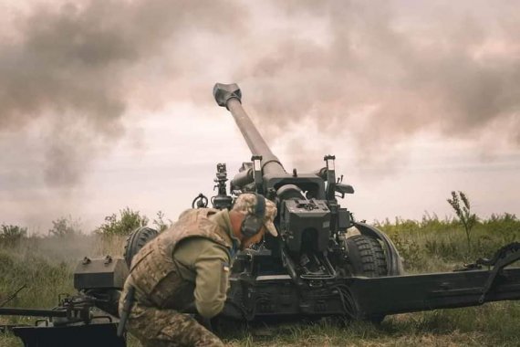 Українські воїни знищують ворога американськими гаубицями калібру 155 мм.