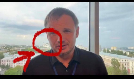 Коллаборант Кирилл Стремоусов в последние дни делал видеообращения, в которых рассказывал, что Россия на Херсонщину пришла навсегда. На этой фотографии внимание украинцев привлек Благовещенский собор на заднем фоне. Он находится в российском Воронеже