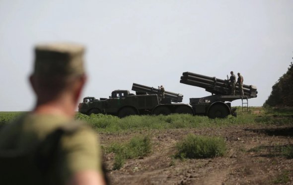 Украинские артиллеристы готовятся к стрельбе в Донецкой области 