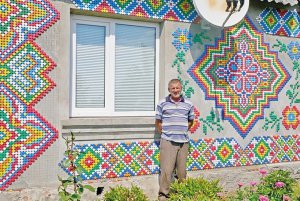 Микола Левчук виклав орнамент на стіні свого будинку із пластикових кришок. Їх збирав 16 років