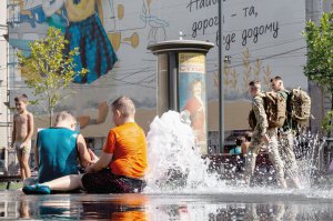 Діти рятуються від спеки у фонтані перед Львівською оперою, 25 ­серпня 2022 року. Протягом вересня на значній території країни ще зберігатиметься літня ­погода, кажуть в Українському ­гідрометеорологічному центрі