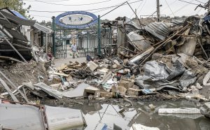 Чоловік із торбинами проходить повз уламки вщент зруйнованої будівлі в Бахмуті Донецької області, 26 серпня. Цього дня росіяни накрили місто потужними обстрілами. Загинули двоє людей, 12 отримали поранення