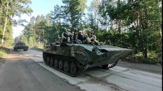 Українські воїни на бронетранспортерах