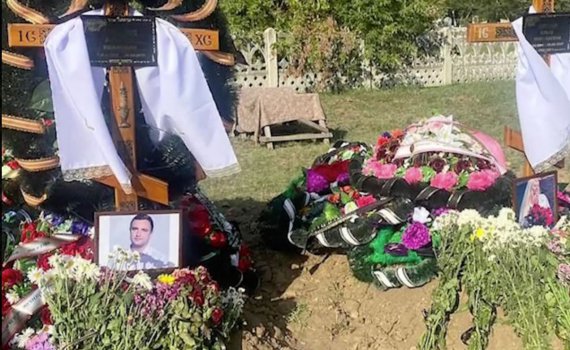 Алексей Гончаренко опубликовал фото могилы с портретом нардепа Алексея Ковалева.