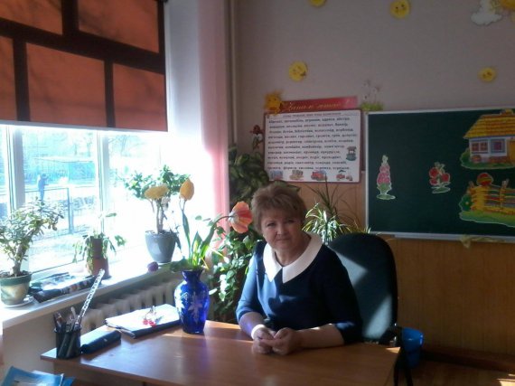 Учительница младших классов Ирина Сотникова уехала из оккупированного российской армией города Приморска Запорожской области и обучает детей дистанционно