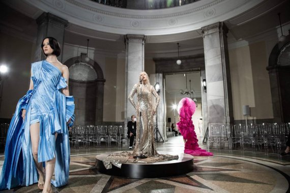 Певица Тина Кароль стала голосом коллекции украинского бренда Lever Couture в Японии.