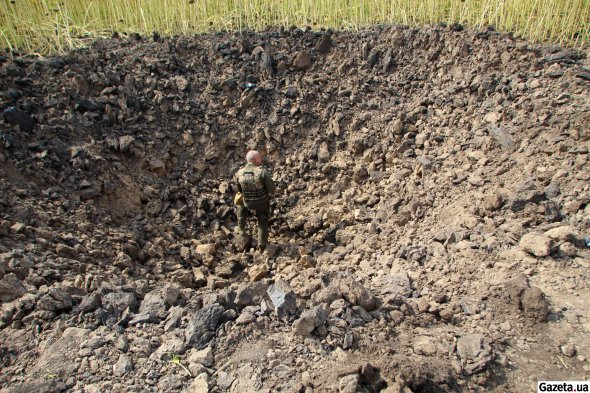 Днями росіяни знову стріляли бо Богодухову, від ракети С-300 залишилася величезна вирва