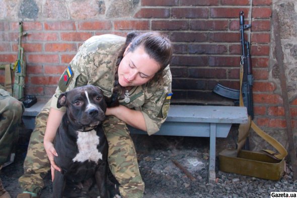Катерина у перший день війни пішла добровольцем до ЗСУ, служить на Харківщині разом зі своїм псом Тором