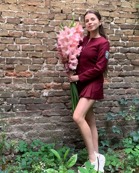 29-летняя исполнительница позировала в школьной форме для Instagram