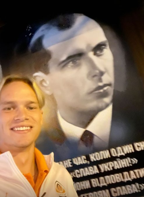 Михаил Мудрик сделал фотографию с портретом Степана Бандеры