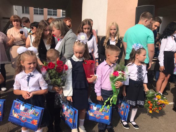 Російські окупанти на Луганщині змушували батьків купувати на 1 вересня прапори Російської Федерації.
