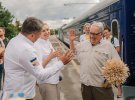Мільярдер зі США Говард Баффет відвідав Рівненщину. Він попрацював на комбайні та разом з українськими фермерами завершив ранні жнива