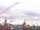 Торік 9 травня на російському "параді перемоги" в Москві штурмовики Су-25 запускали триколор над Кремлем.