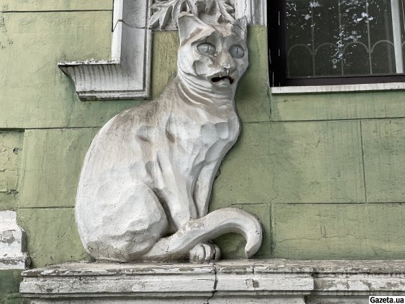 Краї великого напівкруглого вікна на першому поверсі оздобили фігурами котів