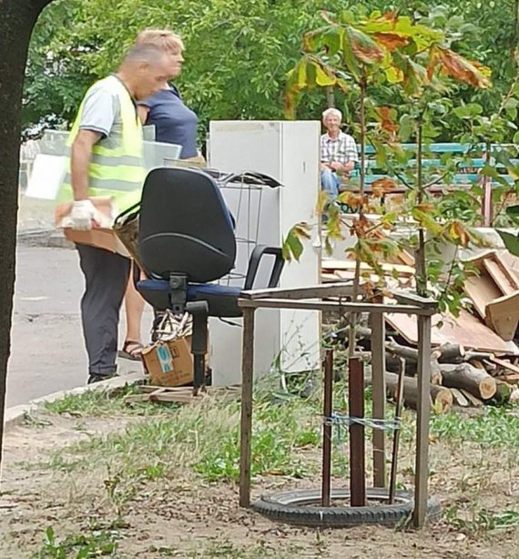 Ничего особенного. Просто гражданские оккупанты – подрядчики продолжают освобождать мариупольцев. Теперь – от мебели и вещей