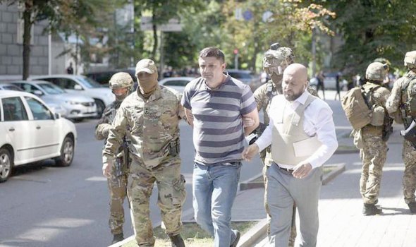 Силовики выводят Владимира Прохнича из здания Кабинета министров в Киеве 4 августа 2021 года