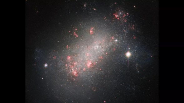 Телескоп "Хаббл" снял галактику странной формы