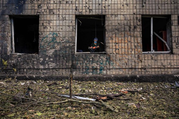 Сотрудник убирает завалы в больнице в Николаеве, после российского ракетного удара 