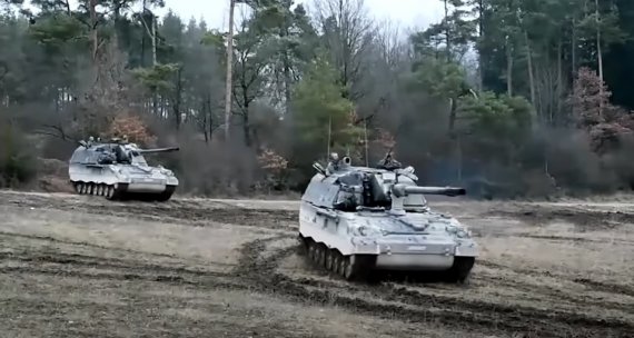 Німеччина передала Україні самохідні артилерійські установки Panzerhaubitze 2000.